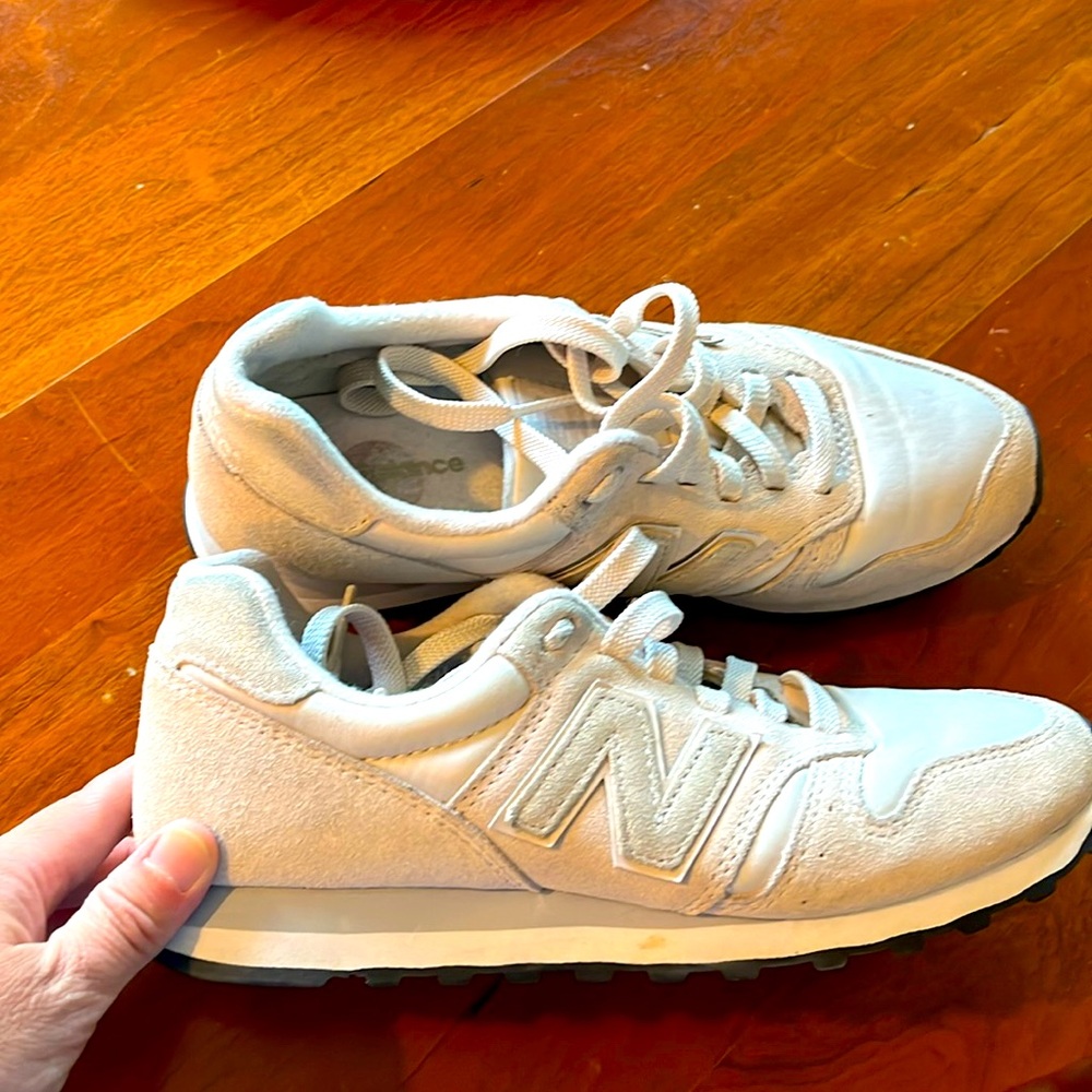 Women’s New Balance size 6 shoes-light gray